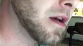 Дрочу с соседями прямо за дверью - порно видео