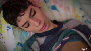 Тощий твинк мастурбирует, дрочит мой большой член маслом, пока я не выстрелю хорошей густой порцией спермы - порно видео