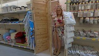 Мигающая прогулка и шоппинг - порно видео